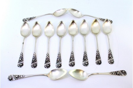 Conjunto de doze colheres de sobremesa em prata com flores relevadas nos cabos.